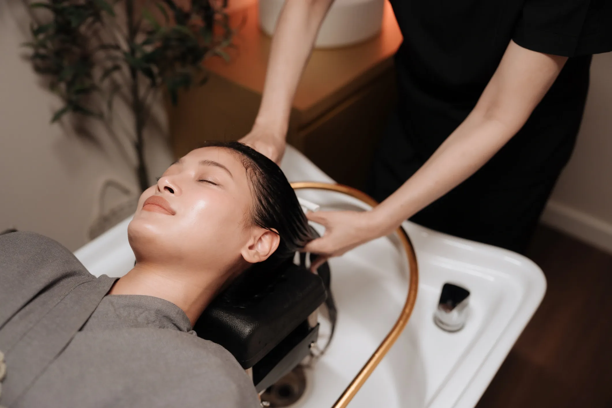 A relaxing hair wash at a salon basin