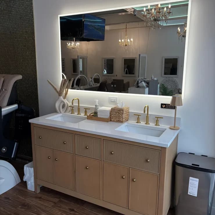 Salon vanity and mirrors